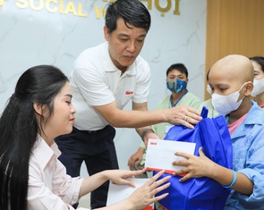 Người mẹ nghẹn lòng nhìn con trai mắc ung thư ‘thay áo trường bằng áo bệnh nhân’