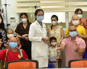 Con vô thành phố điều trị ung thư, cha ngoài quê bất ngờ đột quỵ