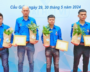 Trao huy hiệu Tuổi trẻ dũng cảm cho 4 'người hùng' đập tường cứu người