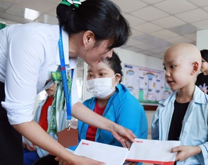 Tiếp sức bệnh nhi lạc quan vượt lên nghịch cảnh