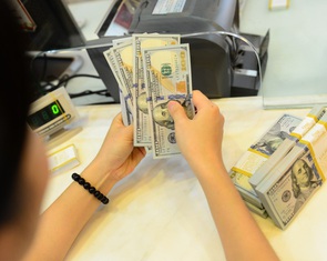Nguyên nhân tỉ giá tăng gần 5%, giá vàng tăng 29% so với năm ngoái