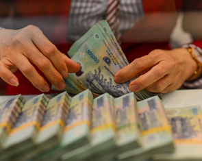 Lãi suất huy động VND đồng loạt tăng, USD sắp đạt đỉnh