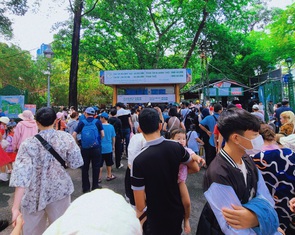 Tết thiếu nhi: Khu vui chơi, mua sắm đông nghẹt, nhiều phụ huynh ngán ngẩm vì ngột ngạt