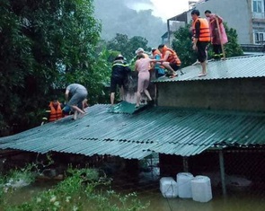 Mưa lũ ở Hà Giang: Cảnh sát dỡ mái nhà cứu 4 người mắc kẹt, 2 bố con bị lũ cuốn chết