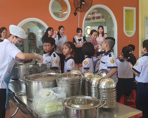 TP.HCM đề xuất tăng trần tiền suất ăn bán trú lên 40.000 đồng