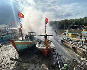 Tàu cá bất ngờ cháy ở Cần Giờ, di dời khẩn cấp tàu thuyền