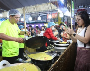 Không gian ẩm thực bán gần 3.000 bánh xèo, người dân TP.HCM xếp hàng chờ thưởng thức