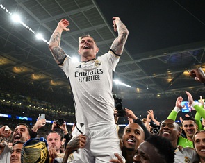 Toni Kroos ăn mừng cuồng nhiệt khi bị thay ra ở trận Champions League cuối cùng
