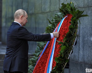 Tổng thống Putin đặt vòng hoa, vào lăng viếng Chủ tịch Hồ Chí Minh