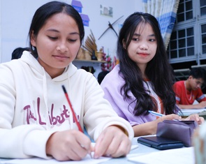 Thí sinh ôn tập nước rút trong đêm trước ngày thi