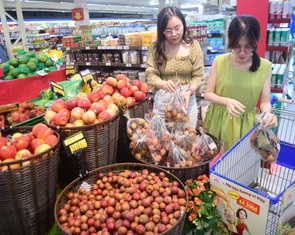 Nhiều hàng hóa giá tốt phục vụ Tết Đoan Ngọ