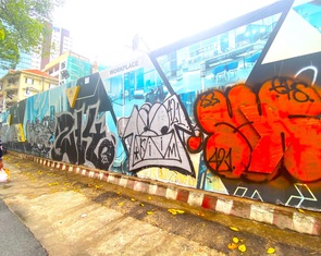 Lại bắt gặp người nước ngoài xịt sơn, vẽ bậy trên đường Trần Hưng Đạo, quận 1