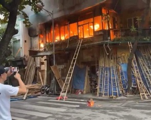 Quán cà phê ở phố cổ Hà Nội bốc cháy ngùn ngụt