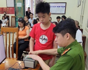 Công an Hà Nội bắt đầu cấp thẻ căn cước cho trẻ em