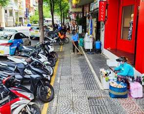 TP.HCM sau 2 tháng thu phí tạm lòng đường, vỉa hè: Nhiều đổi thay tích cực