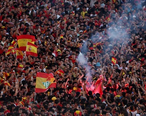 Hình ảnh biển người ở Madrid chào đón tuyển Tây Ban Nha diễu hành