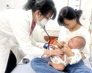 Nắng mưa thất thường, nhiều trẻ ở TP.HCM mắc bệnh hô hấp