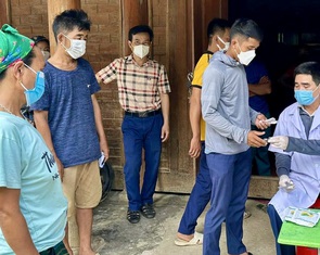 Ai phải cách ly khi tiếp xúc với ca bệnh bạch hầu?