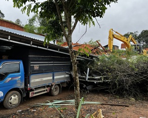 Người dân vẫn cố ở lại điểm sạt lở, Lâm Đồng cưỡng chế di dời