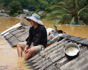 15 phút nước lũ đã dâng tới cổ, người dân dỡ nóc nhà kêu cứu