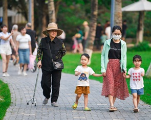 Mức sinh thấp, nhiều gia đình sẽ áp lực vì con một
