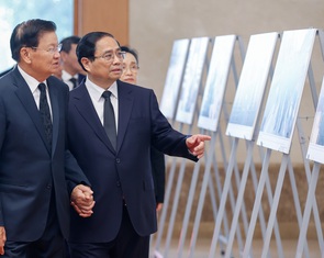 Thủ tướng Phạm Minh Chính gặp Tổng Bí thư, Chủ tịch nước Lào