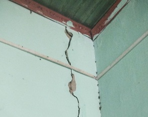 Trường học, trạm y tế nứt tường sau động đất tại Kon Tum