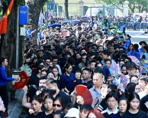 'Đọc' hy vọng và thao thức trong dòng người