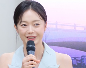 Sang DANAFF II, 'nàng ếch' Jeon So Min thưởng thức những món có rau ngò, dạo biển Đà Nẵng