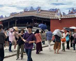 Chùa Cầu Hội An đã 'bớt trẻ', khách bắt đầu đổ về tham quan