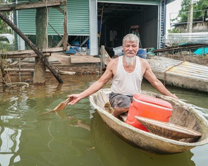 Về rốn lũ Chương Mỹ chứng kiến người Hà Nội ở nhà phao, đi thuyền trên phố