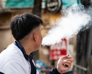 Trẻ em sử dụng thuốc lá điện tử tăng gấp đôi sau một năm