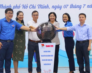 Phó bí thư Thành Đoàn TP.HCM: Hy vọng xã đảo Thạnh An sẽ sớm có tàu cấp cứu hiện đại