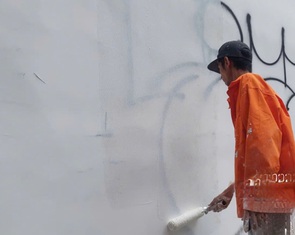 TP.HCM tiếp tục tốn thời gian, chi phí tẩy xóa hình vẽ bậy tại hầm chui Nguyễn Hữu Cảnh
