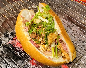 Bánh mì chờ đợi ở Bình Dương: Pate quét đều, tóp mỡ giòn và nước sốt béo, thơm khó cưỡng