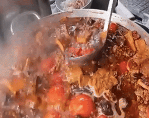 Bún riêu Thu Nga 36 năm, bán hơn 8 nồi nước lèo mỗi ngày: Quan trọng là khách thích