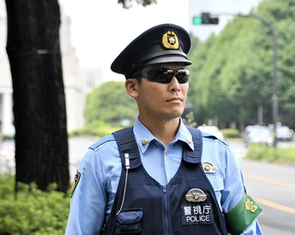 Lần đầu tiên cảnh sát Tokyo được phép đeo kính râm vì nắng nóng