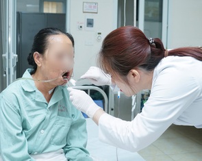 Khó nhai, cụ bà không ngờ bị ung thư lưỡi