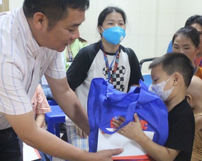 Mang Trung thu yêu thương đến bệnh nhi ung thư tại Hà Nội