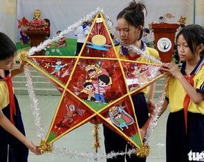 Học sinh Cần Giờ làm lồng đèn mừng Lễ hội Nghinh Ông
