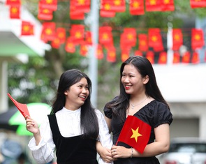 Người trẻ thích thú check-in với cờ hoa rực rỡ mừng Quốc khánh 2-9