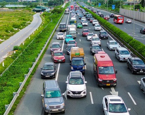 Người dân ùn ùn trở lại Hà Nội dù chưa hết nghỉ lễ, ùn tắc nhiều nơi