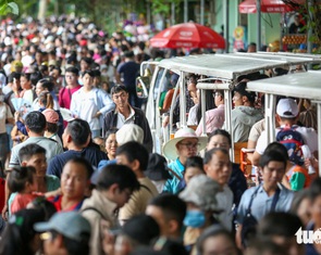 Người dân đội mưa đổ về Thảo cầm viên chơi lễ 2-9