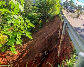 Đường nối Đà Lạt - Cầu Đất sạt lở dài 18m sau đêm mưa rát mặt