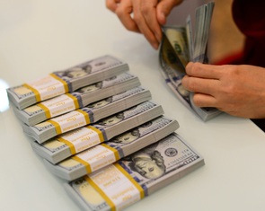 Tiền đồng bớt mất giá trước USD, 'đại gia' nào sẽ bớt đau đầu vì lỗ tỉ giá?