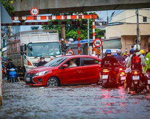 TP.HCM đón đợt triều cường đầu mùa, xe máy dắt bộ, xe hơi quay đầu