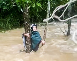 Ném dây thừng cứu người phụ nữ bị lũ cuốn trôi