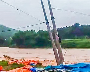Mưa lũ cuốn trôi nhiều cột điện, cả xã vùng cao Thanh Hóa mất điện