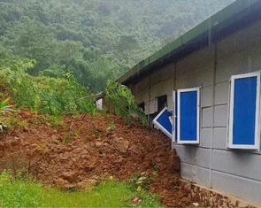 Sạt lở đất đá vào ký túc xá, di dời khẩn cấp 214 học sinh ở Mường Lát
