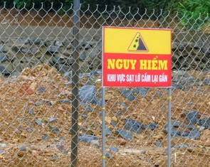 Trường tiểu học với 600 học sinh hồi hộp trước nguy cơ sạt lở